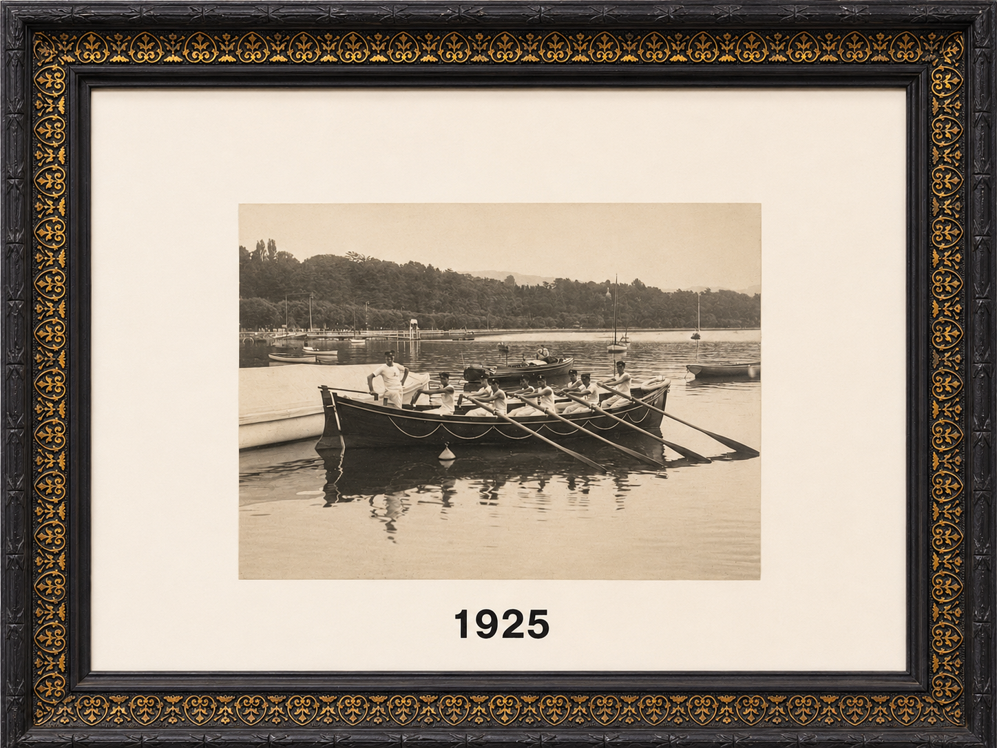 Photographie en noir et blanc d'un canot de sauvetage de la section d'Ouchy, équipage à bord, sur le lac Léman, en 1925.
